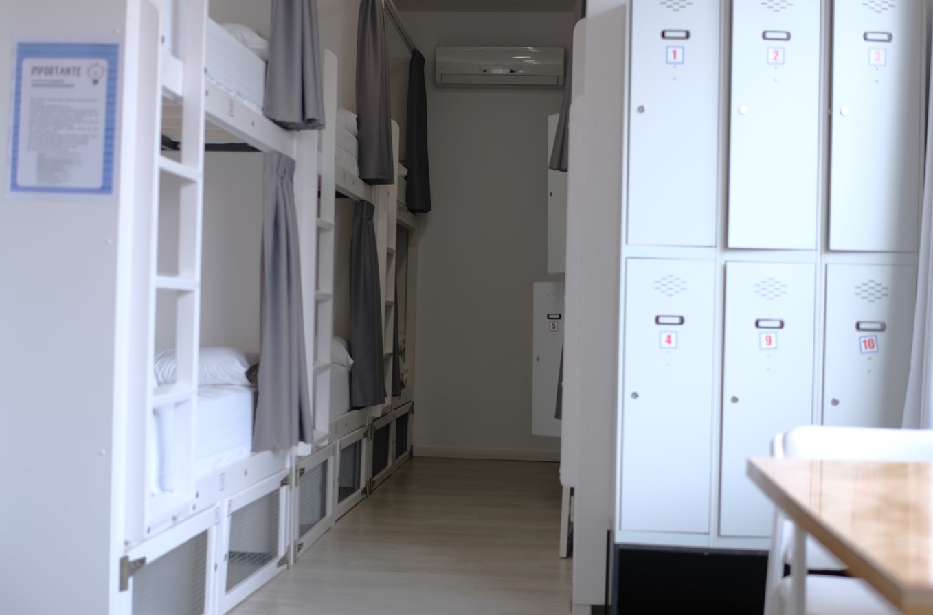 Cama en habitación mixta con 20 camas