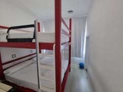 Habitación individual adaptada de 4 camas con baño propio